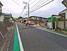 外観：前面道路を含めた現地写真です。