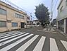 外観：前面道路を含めた現地写真です。