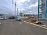 外観：前面道路を含めた現地写真です。