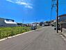 外観：前面道路を含めた現地写真です。