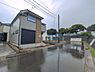 外観：前面道路を含めた現地写真です。