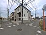 外観：前面道路を含めた現地写真です。