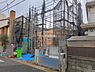 外観：前面道路を含めた現地写真です。
