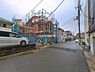 外観：前面道路を含めた現地写真です。