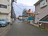外観：前面道路を含めた現地写真です。