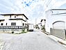 外観：前面道路を含めた現地写真です。