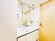 洗面化粧台です。朝の身支度から1日が始まります。
