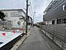 外観：前面道路です。住宅地につき落ち着いた新生活を始められそうです。