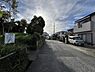 外観：前面道路を含めた現地写真です。