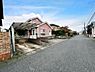 外観：前面道路を含めた現地写真です。ぜひ周辺環境も併せてご覧ください。