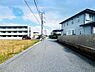 外観：前面道路を含めた現地写真です。