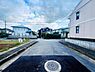 外観：前面道路を含めた現地写真です。ぜひ周辺環境も併せてご覧ください。
