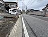 外観：前面道路を含めた現地写真です。ぜひ周辺環境も併せてご覧ください。