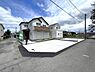 外観：前面道路を含めた現地写真です。ぜひ周辺環境も併せてご覧ください。