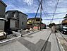 外観：前面道路を含めた現地写真です。