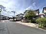 外観：前面道路を含めた現地写真です。ぜひ周辺環境も併せてご覧ください。