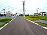 外観：前面道路を含めた現地写真です。