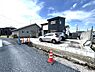外観：前面道路を含めた現地写真です。ぜひ周辺環境も併せてご覧ください。