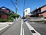 外観：前面道路を含めた現地写真です。