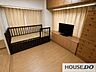 室内：木目調の建具でまとめられた落ち着いた室内です。