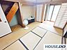 室内：1階の和室。隣の6畳間と続き広々と使えます。