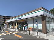 ファミリーマート　奈良鶴舞西店まで750メートル
