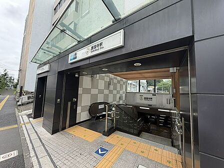 有楽町線「護国寺」駅 徒歩12分。 940m