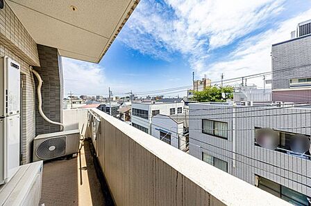 東南向きバルコニーには暖かな日差しが差し込みます。