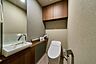 トイレ：【トイレ】トイレ内に独立した手洗いカウンターを設置しており、使い勝手にも配慮された設備です。※本物件は室内の家具・調度品付き販売となります。