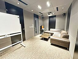 【サイレントブース】防音設備を施した「サイレントブース」には大型スクリーンとサラウンドシステムが設置されています。※毎月各戸3時間まで無償。以降1時間500円