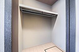 【WIC】収納豊富なWIC。奥行もあり、様々のものが収納できます。※リフォーム後のイメージ画像です。リフォームには別途費用がかかります。