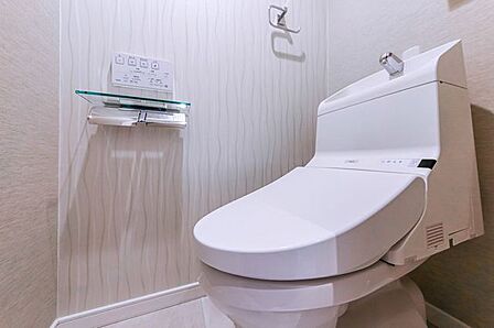 【トイレ】ガラス棚付きで清潔感ある、上質な雰囲気のトイレ空間。