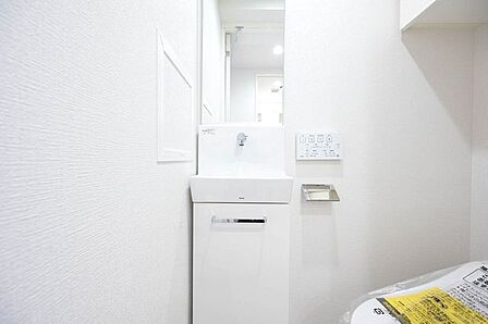 【トイレ】、清潔にお使いいただける手洗い器がございます。