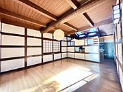 広々としたリビングは、庭を眺めながら食事も楽しめる心地よい空間。自然光と緑を感じながら、ゆったりとした時間を過ごせます。