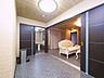 洋室：可動式の建具により、空間を用途に応じて仕切れるLDK。開ければ広々、閉めれば独立空間として使える柔軟な間取りが魅力です。