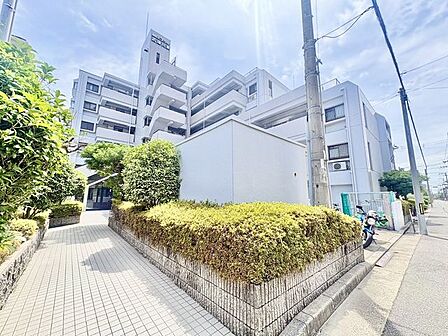 白を基調とした爽やかな外観。バルコニーが整然と並び、管理状態の良さが感じられるマンションです。