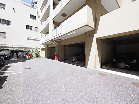 敷地内には駐車場も完備。お家を出てからすぐに乗車できるため、通勤はもちろんの事、日々のお買い物や、ご家族での旅行など様々なシーンで活躍します。(空き状況はお問合せください)