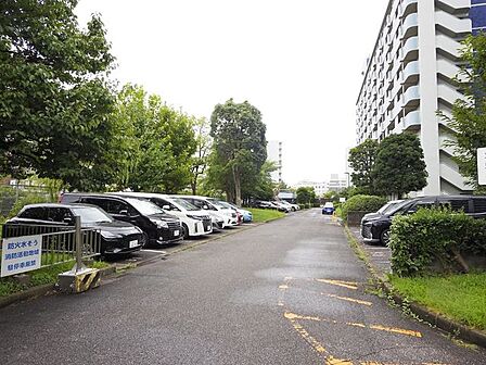 敷地内には駐車場も完備。お家を出てからすぐに乗車できるため、通勤はもちろんの事、日々のお買い物や、ご家族での旅行など様々なシーンで活躍します。（空き状況はお問合せください）