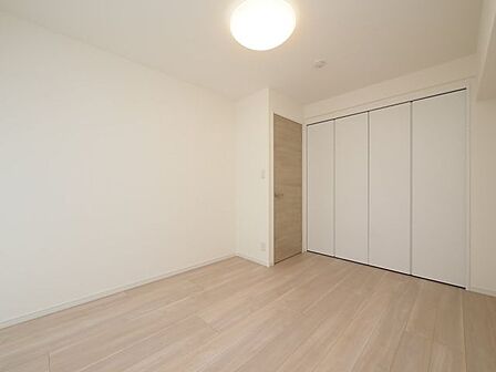 壁面が多いお部屋のため、お子様の成長に合わせて家具の配置を変えたり収納家具を増やしたりとレイアウトの自由度が高い間取りです。配置換えをすると同じお部屋でも新鮮な気持ちになり気分も一新できます。