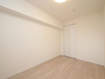 壁面が多いお部屋のため、お子様の成長に合わせて家具の配置を変えたり収納家具を増やしたりとレイアウトの自由度が高い間取りです。配置換えをすると同じお部屋でも新鮮な気持ちになり気分も一新できます。
