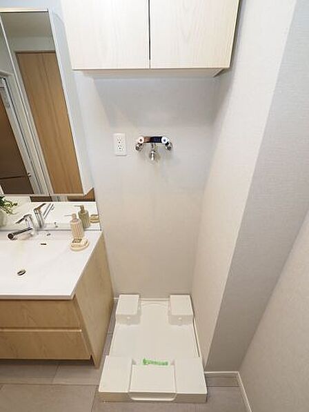 室内洗濯機置き場完備（防水パン付）。水漏れによる床浸水や、結露による床の痛みを防止することができます。また、洗濯パンを設置することにより、洗濯機の稼働による振動や音を抑える効果も期待できます。