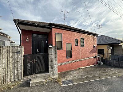 外観：LDK南東向き、全洋室2面採光！日当たりが良く、明るいお部屋の多い中古戸建です♪