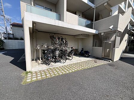 バイクライフをサポート!敷地内にバイク置場あり♪(空き状況は要確認)