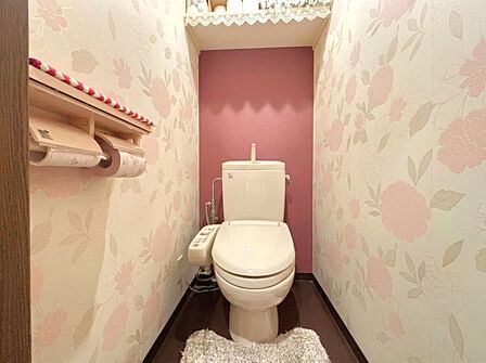 花柄の壁紙で明るい雰囲気のトイレです♪