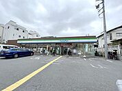ファミリーマート浦和本太店 徒歩2分。 100m