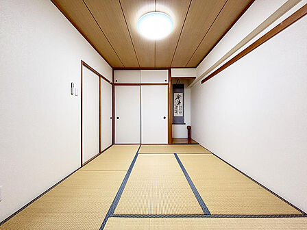 【和室】リビング横に配置された約6帖の和室