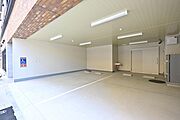 １階部分の障がい者用と荷物搬入車用の駐車場です。