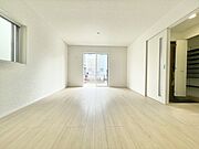 大きな窓から光が差し込む、開放感のあるリビング空間。明るいフローリングと淡いクロスがやさしい雰囲気を演出してくれます。