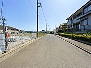 コンビニやスーパーなどの買い物に便利な商業施設が徒歩約10分圏内にございます。