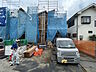 外観：ただいま建築中！青空の下で、あなたの新しい暮らしが着々と形になっています。耐震＋制震の安心構造で、ご家族の毎日をしっかり守る住まい。完成までのワクワクも一緒に楽しめる、“未来が見える”おうちです。